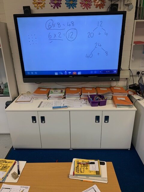 Teaching wall with interactive whiteboard